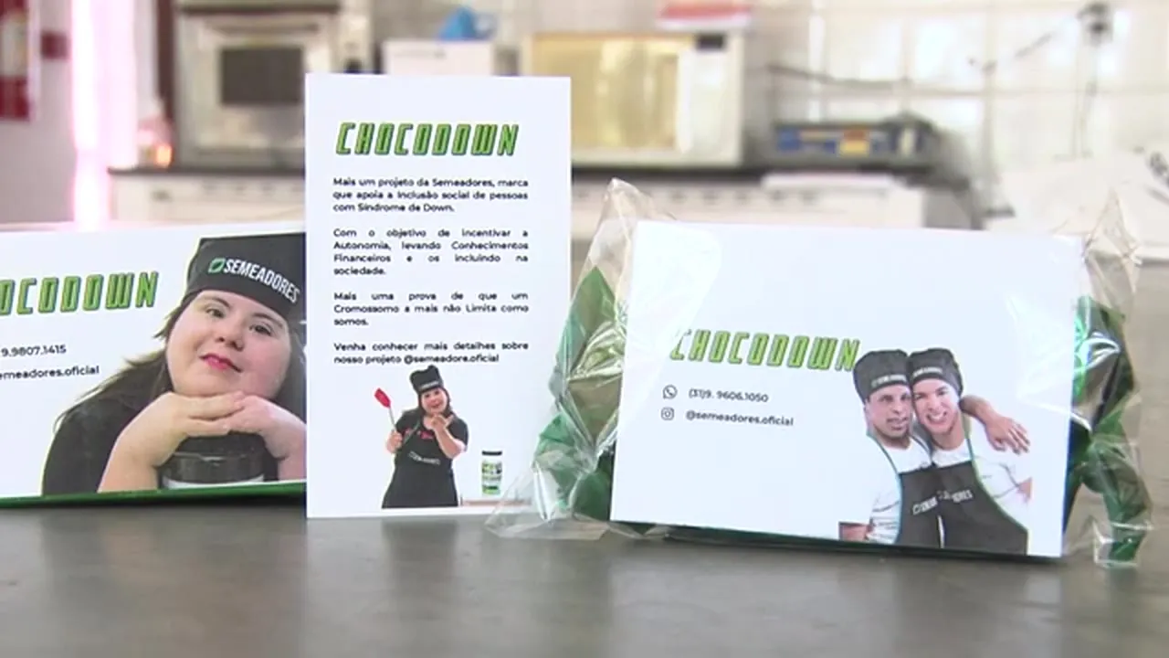 Cartões do ChocoDown com a foto de quem produz, ao lado dos chocolates embalados