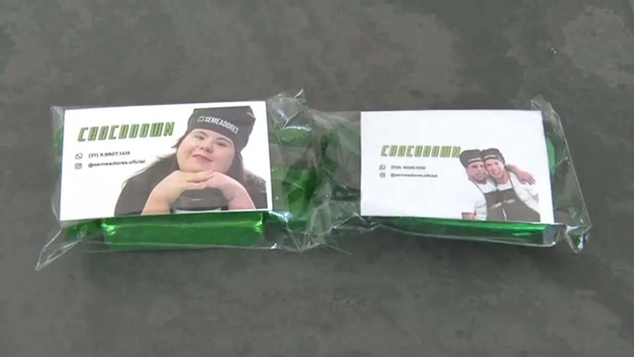 Chocolates ChocoDown embalados, cada um com o cartão e a foto de quem produziu